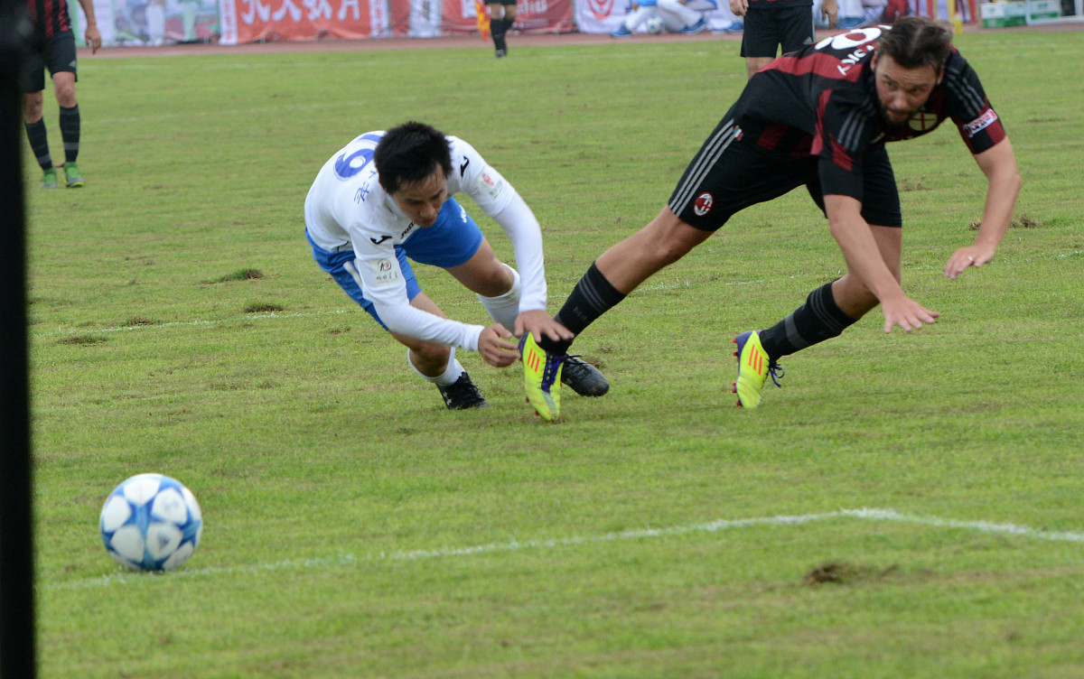 开云体育-激烈足球比赛中球员场上默契配合