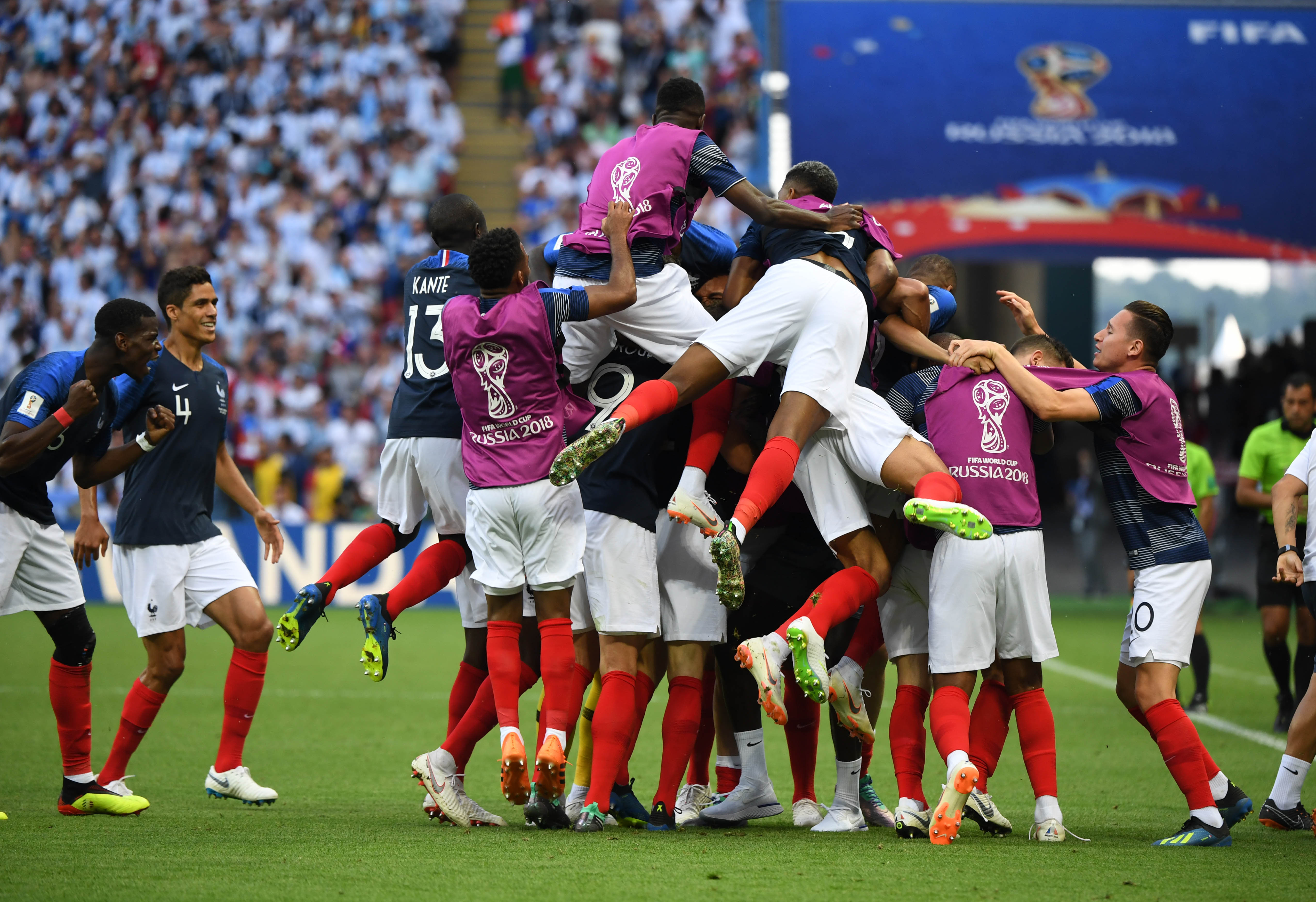 激烈足球比赛中球员场上默契配合 激烈足球比赛中球员场上默契配合