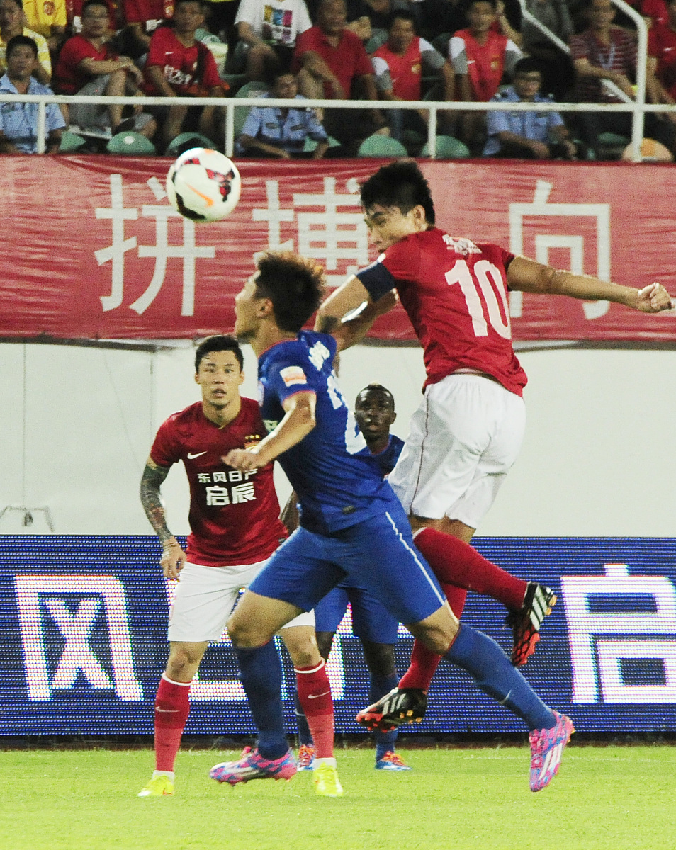 球队发挥出色，凭借团队努力赢得比赛