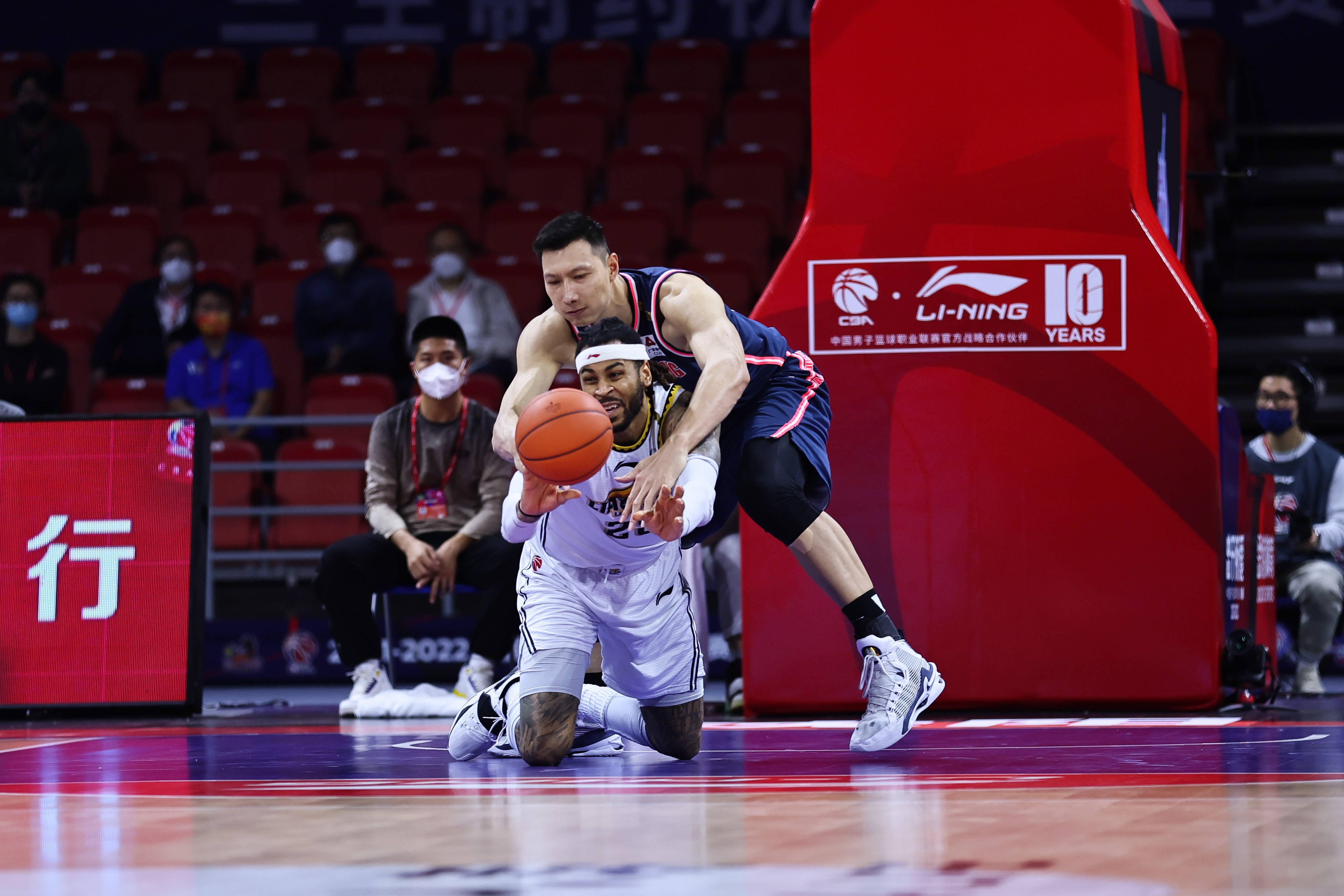 开云APP-包含贵州男篮坚决不失，球员拼尽全力取得胜利！的词条