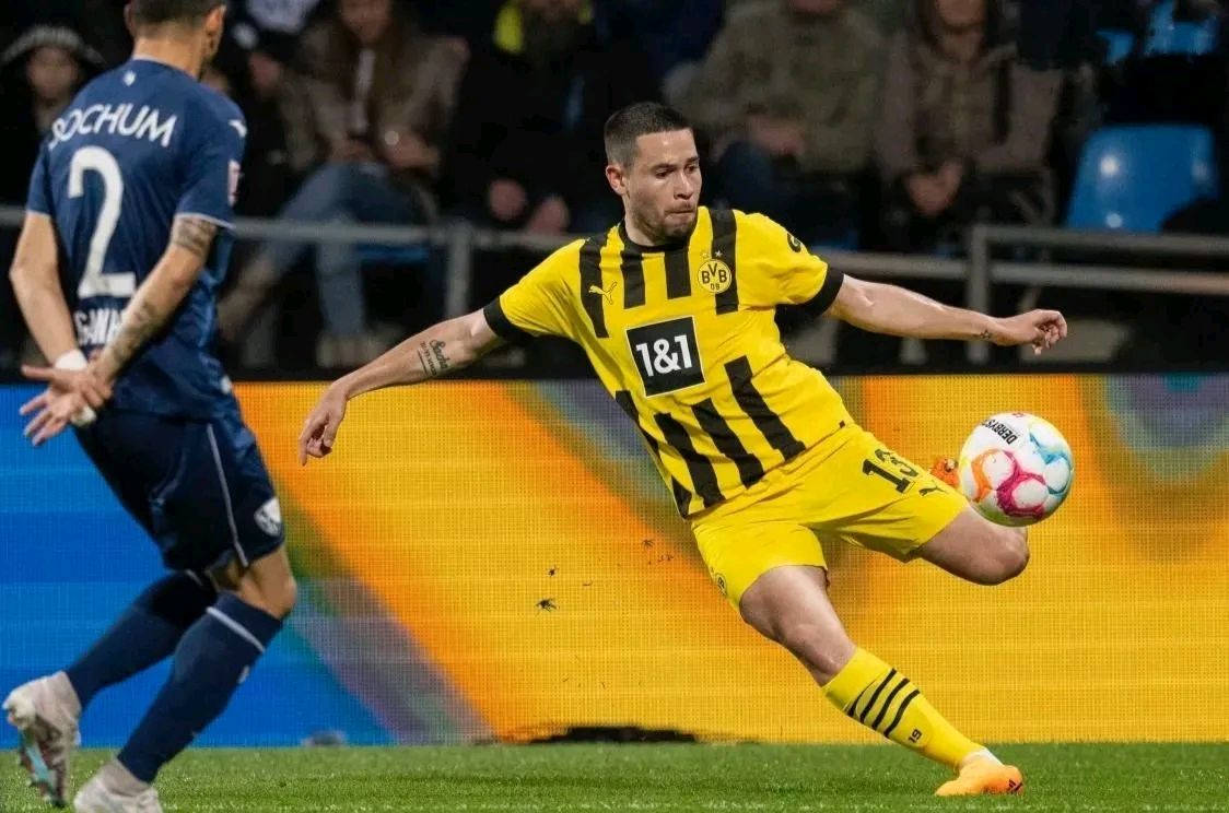 开云体育app-多特蒙德客场惊险逼平汉堡，德甲冠军积分领先