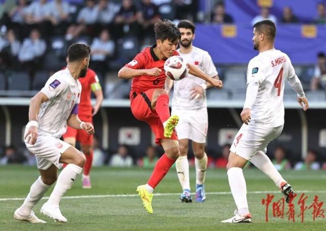 一支实力强劲的球队在比赛中轻松获胜 一支实力强劲的球队在比赛中轻松获胜