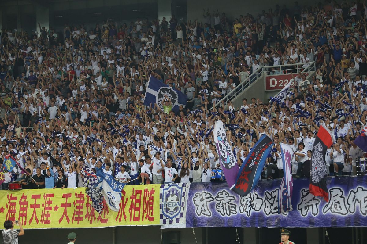 赛场精彩绝伦,观众为之沸腾欢呼 赛场精彩绝伦,观众为之沸腾欢呼