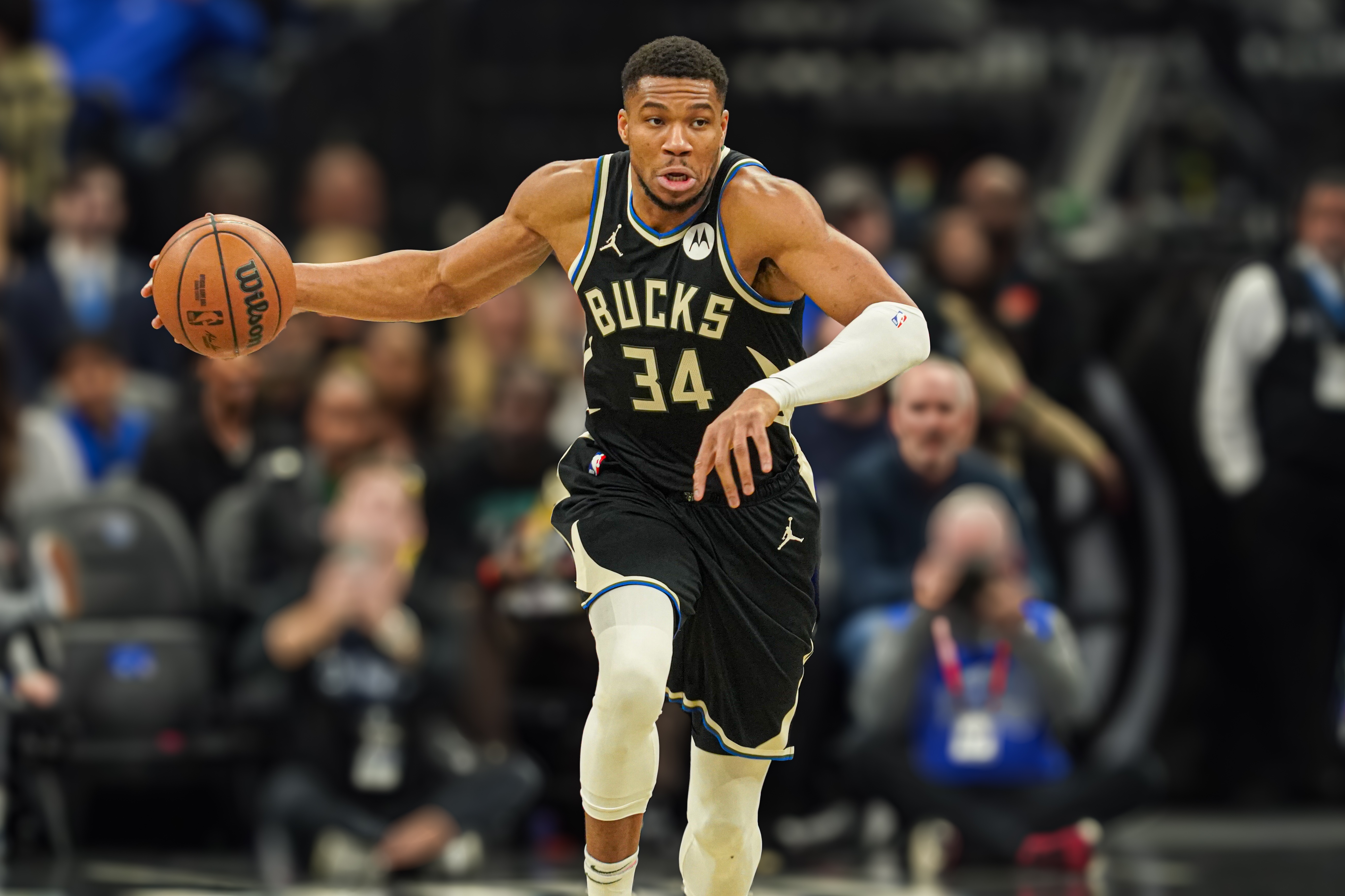 雄鹿主场击败爵士,继续领先东部 雄鹿主场击败爵士,继续领先东部