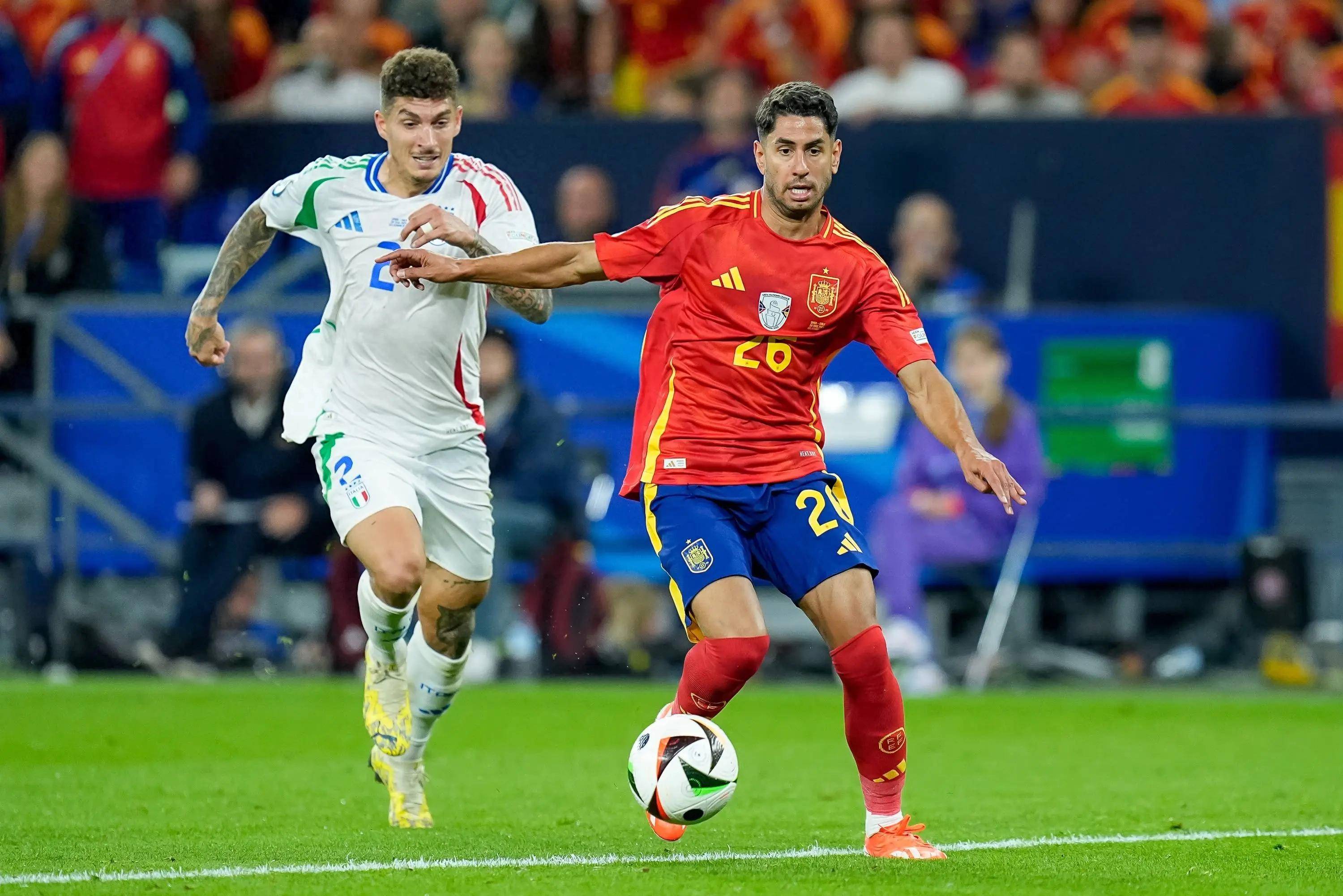 开云体育登录-欧洲球队争夺转会市场热点球员，谁能抢先签下？