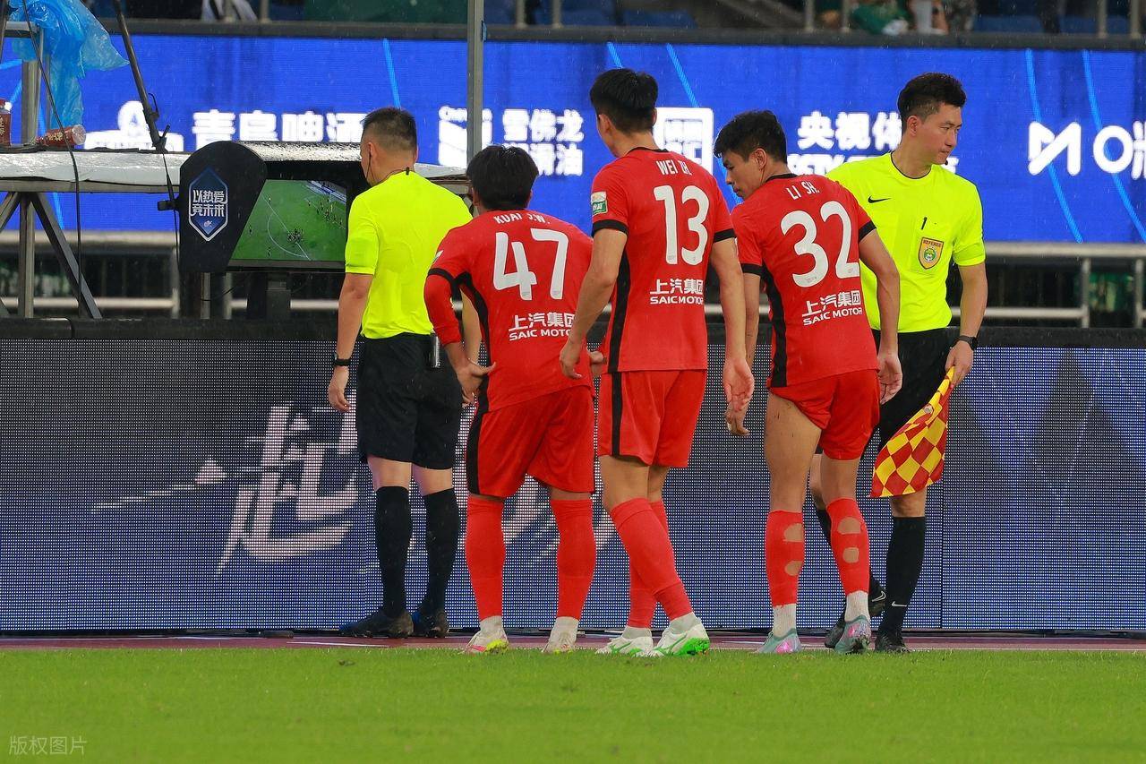 开云体育app-球队主教练因与裁判对峙被罚下场，影响球队战局