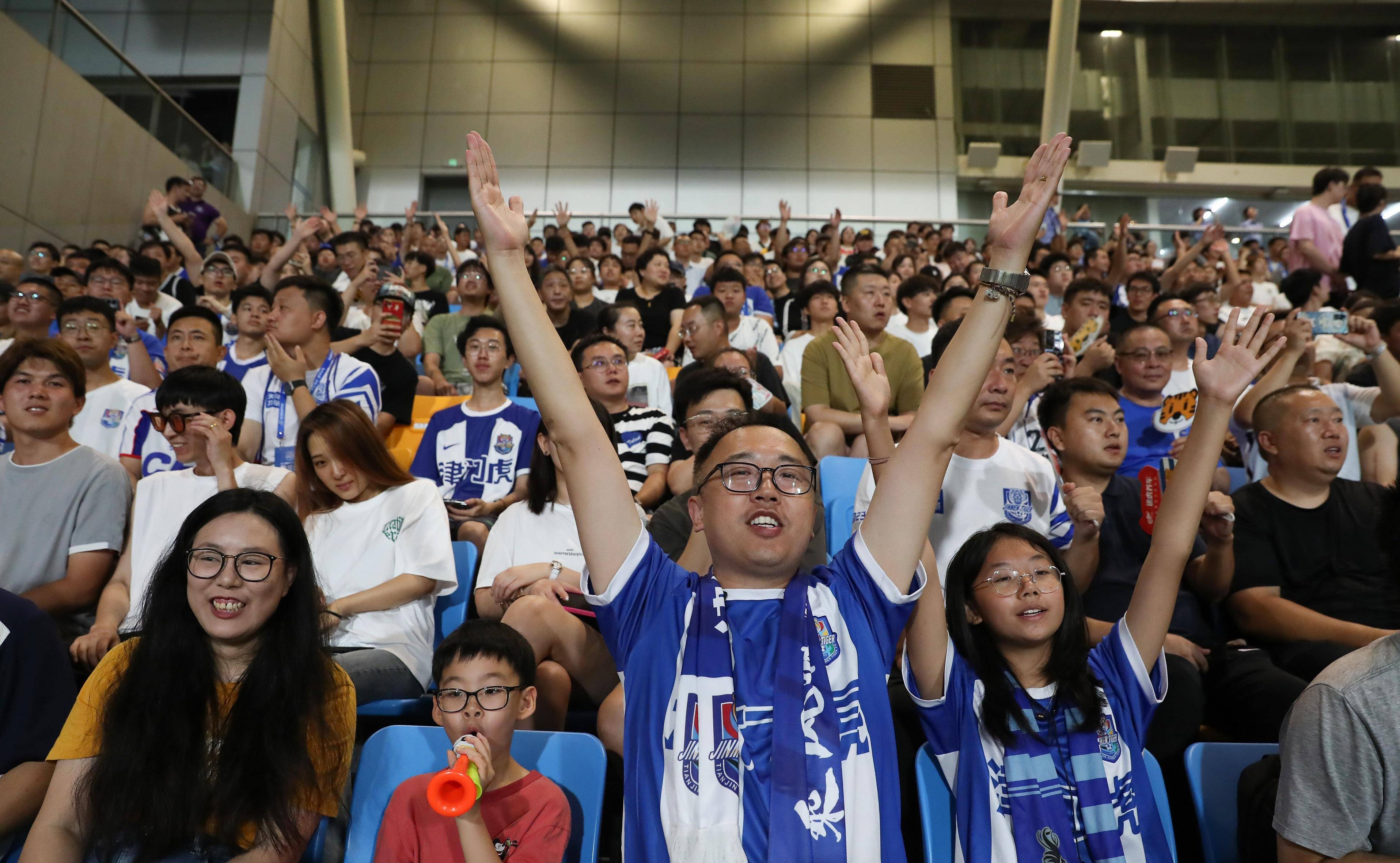 精彩进球场面,球迷欢呼雀跃的简单介绍 精彩进球场面,球迷欢呼雀跃的简单介绍