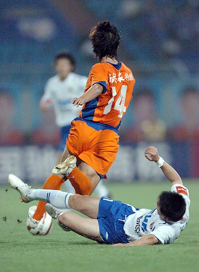 山东鲁能在主场战胜乌鲁木齐,取得连胜 山东鲁能在主场战胜乌鲁木齐,取得连胜