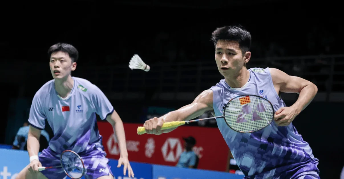 泰国羽毛球队斗志昂扬,赢得比赛胜利 泰国羽毛球队斗志昂扬,赢得比赛胜利