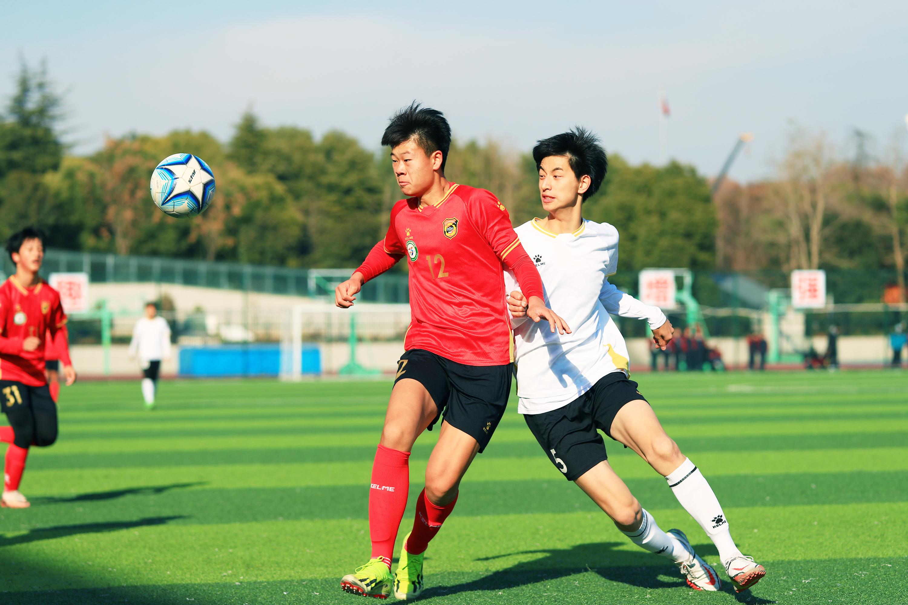 运动员们在绿茵场上拼尽全力 运动员们在绿茵场上拼尽全力