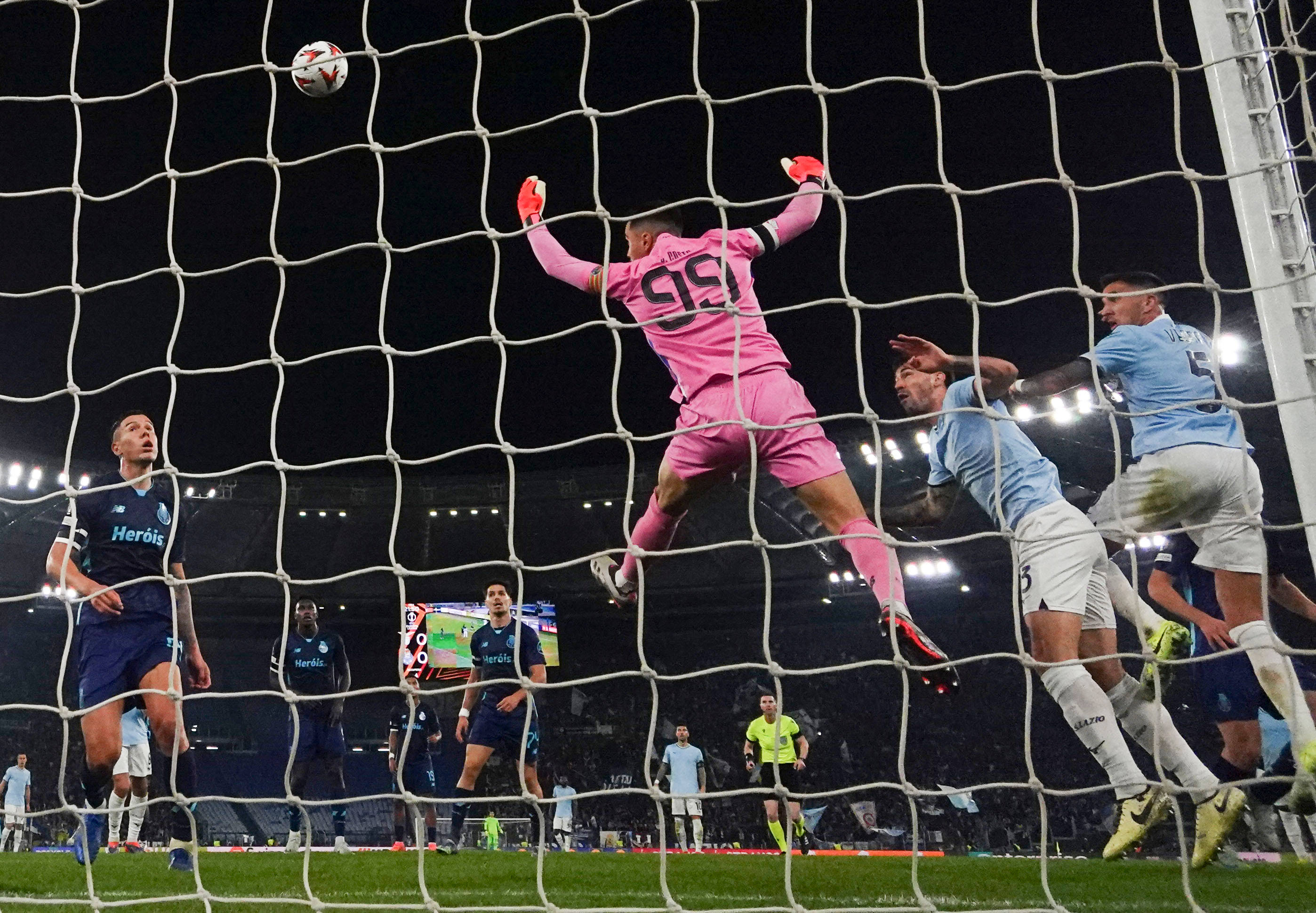 欧洲足球职业联赛大比分获胜,全场欢呼 欧洲足球职业联赛大比分获胜,全场欢呼