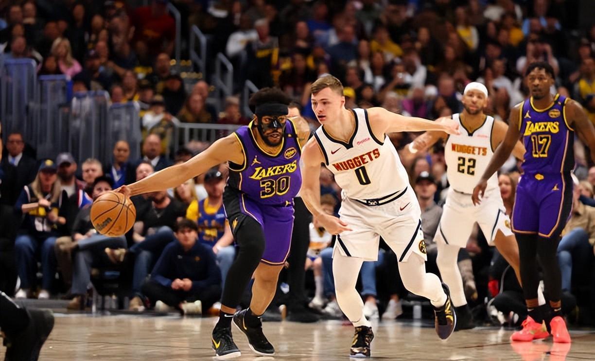 湖人主控球员发威，率队大胜对手保持全胜