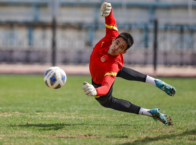 开云体育APP下载-门将神勇扑救，力保球门不失