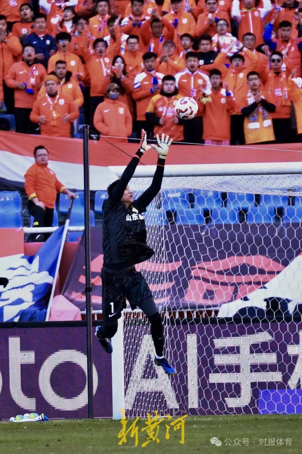 门将神勇扑救,力保球门不失 门将神勇扑救,力保球门不失
