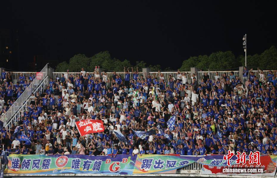 精彩足球比赛赛事火热开展,球迷尖叫不断的简单介绍 精彩足球比赛赛事火热开展,球迷尖叫不断的简单介绍