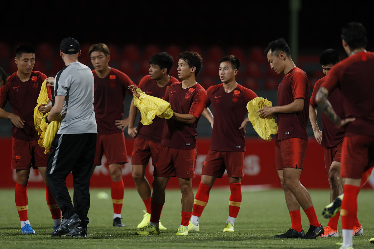 足球联赛战况激烈，各队球员青春活力全力以赴！的简单介绍
