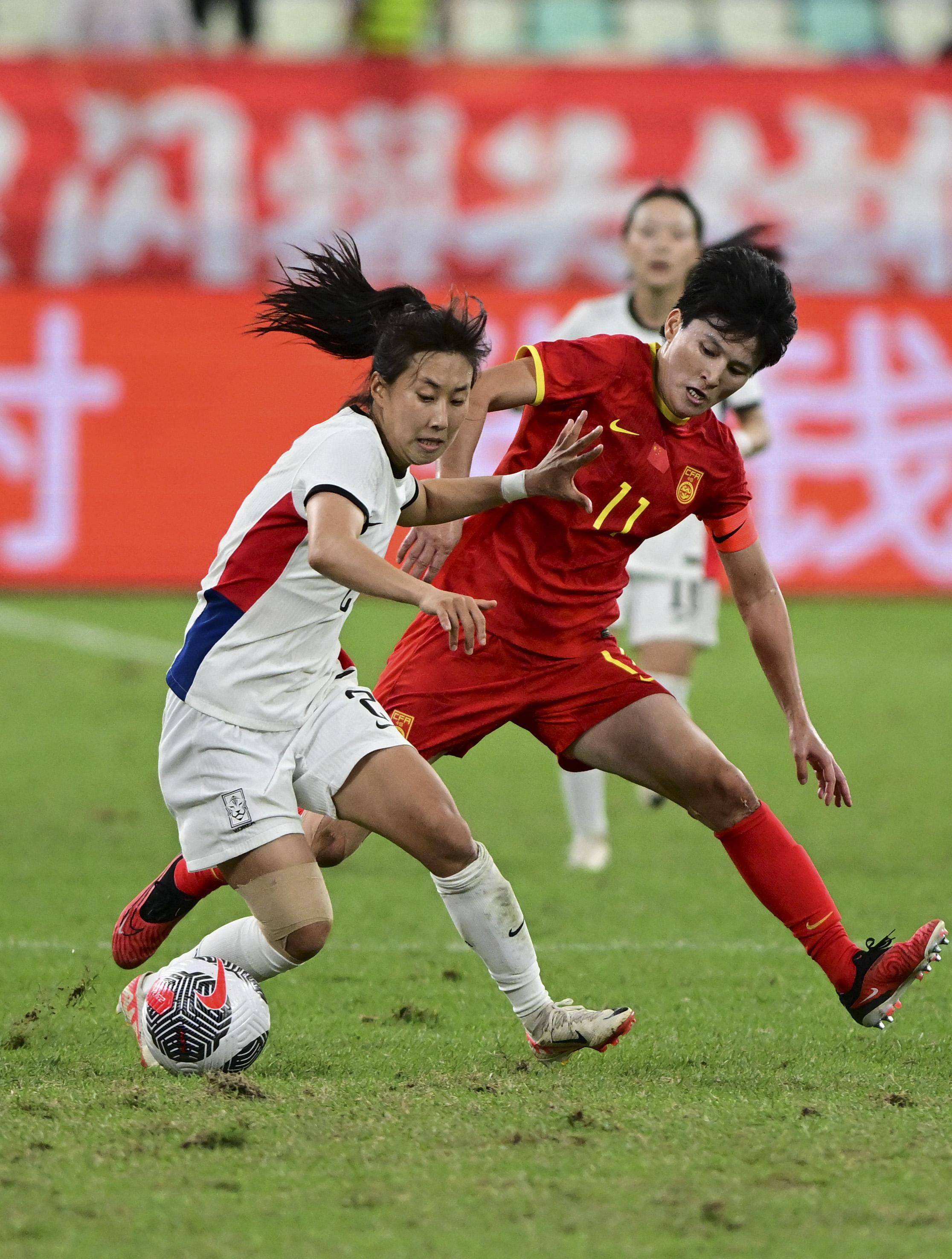 中国女足队员奋力拼搏,成功战胜对手 中国女足队员奋力拼搏,成功战胜对手