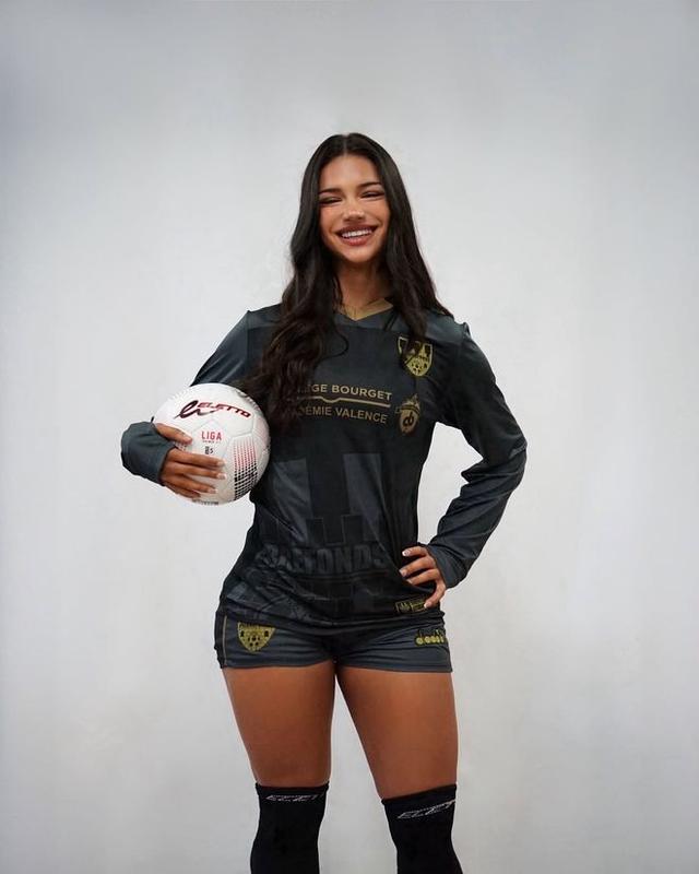 开云体育官网-关于加拿大女足实力突出，备战冲击半决赛关键战的信息