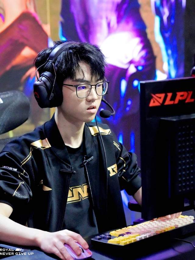 开云平台-RNG碾压IG，Faker完成史诗逆转焦点之战淘汰赛，留下经典瞬间