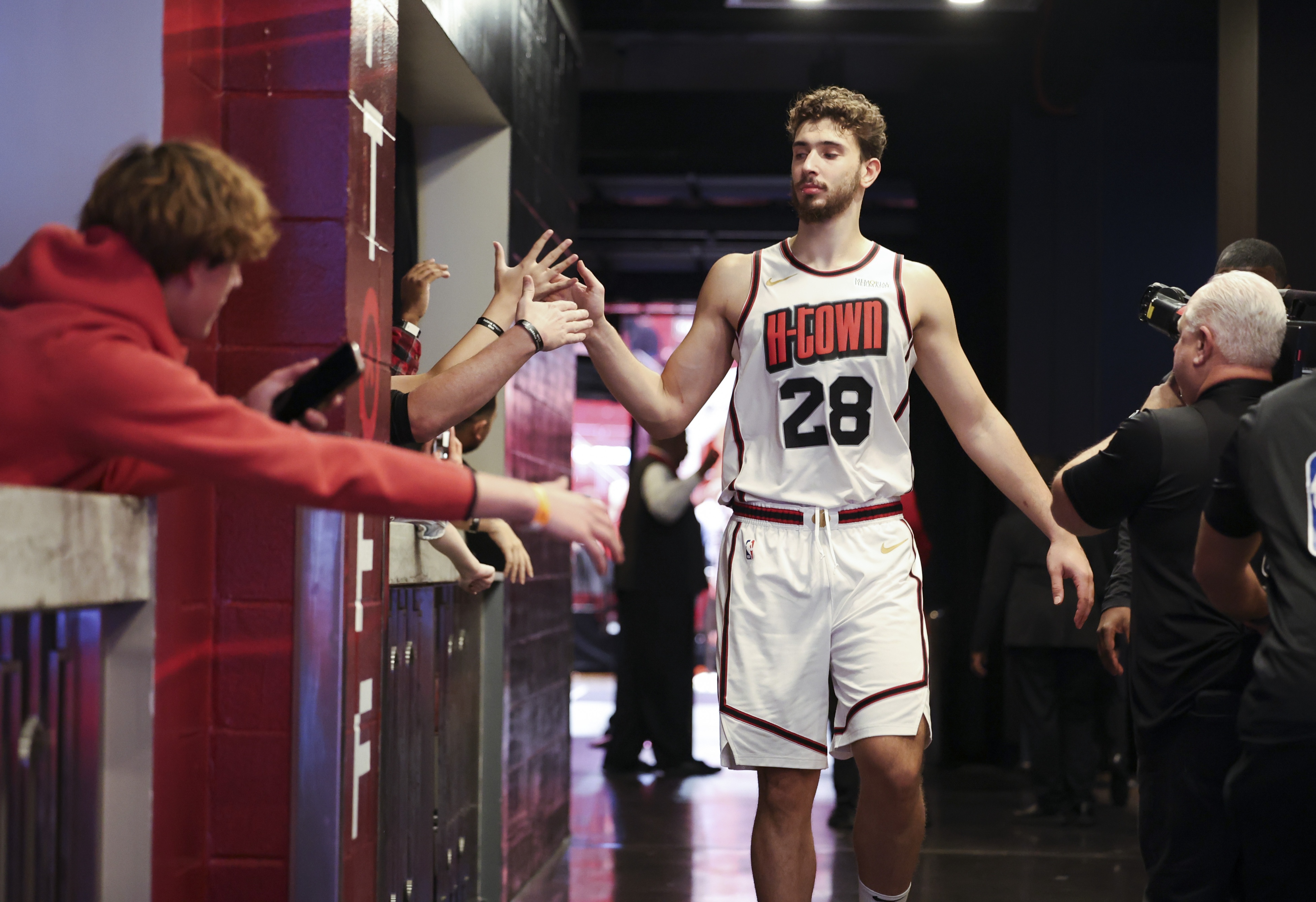 开云下载-关于火箭队凭借团队努力赢下比赛，士气高昂的信息