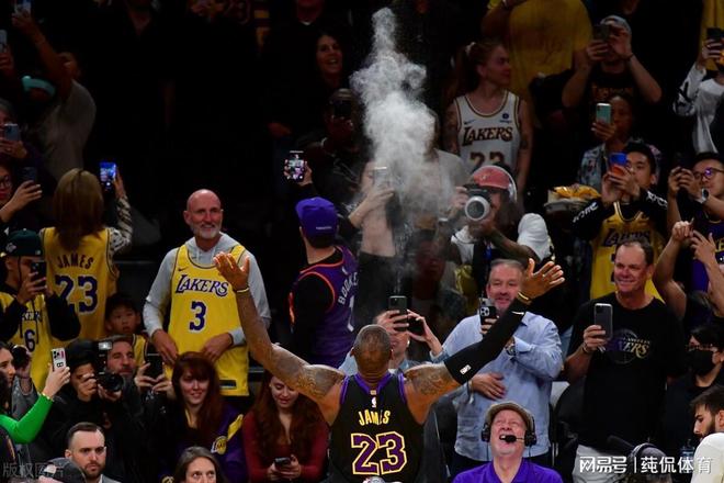 开云体育入口-湖人擒爵士，詹姆斯砍下全场最高32分