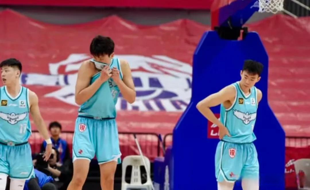 南京男篮在场上打出精彩比赛,实现大胜 南京男篮在场上打出精彩比赛,实现大胜